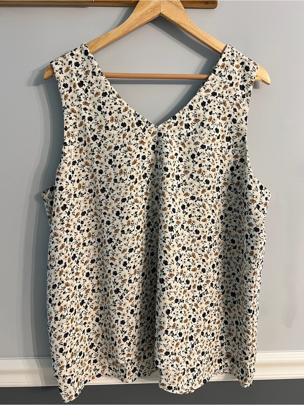 Ann Taylor Floral Sleeveless V Neck Blouse Tank Top Cottage Size XL
